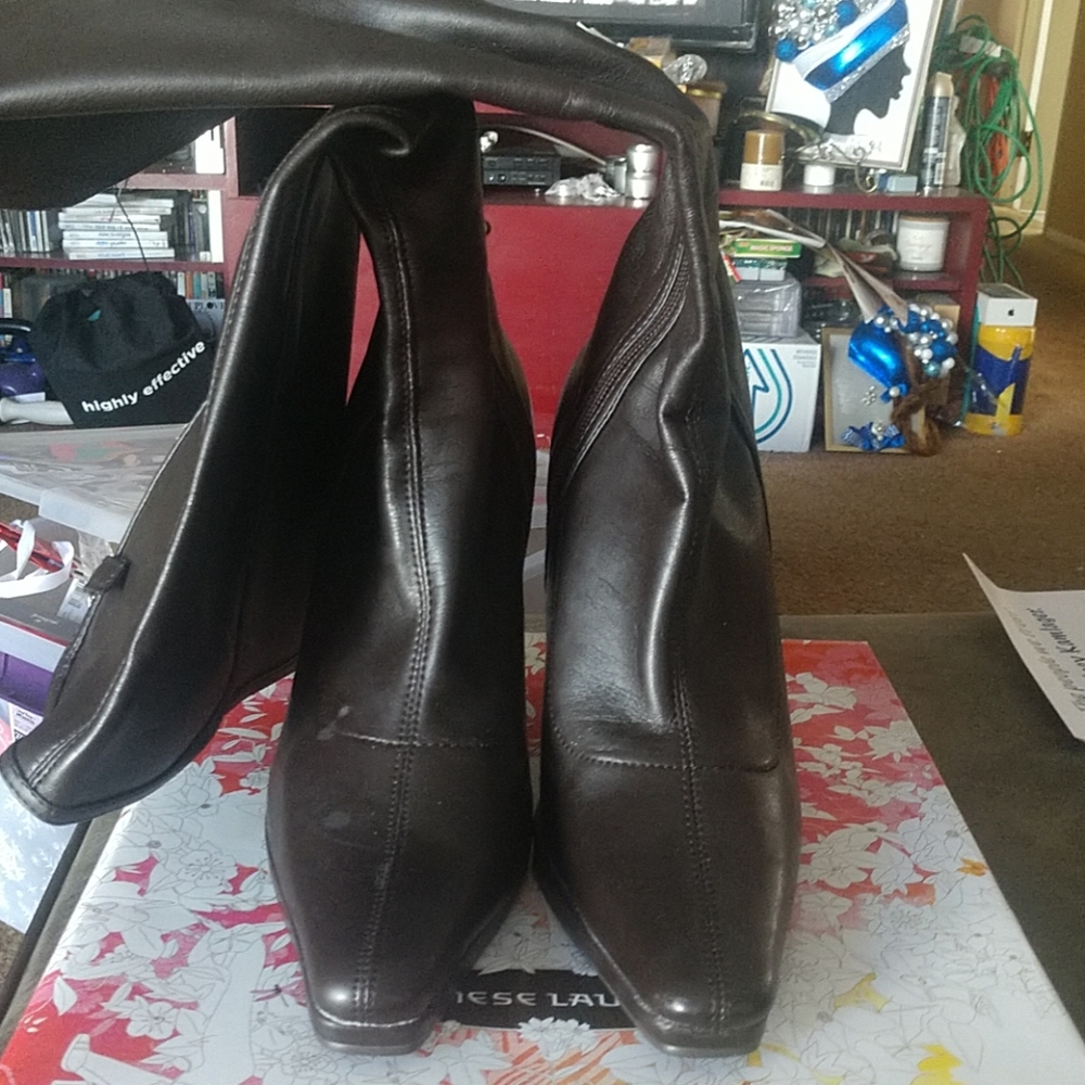 I am selling a pair of  Chinese Laundry boots